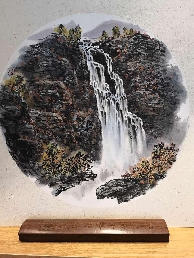 贴窗花　公交车厢年味浓